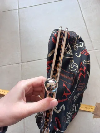 Pochette nera e rossa con stampa