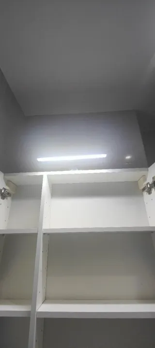 Mueble de baño con espejo plateado