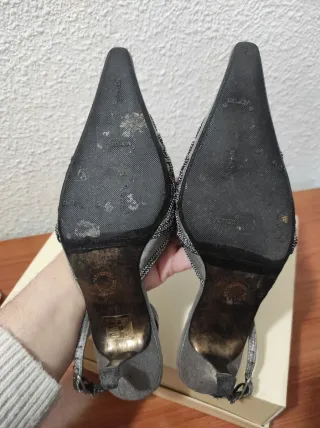 Zapatos plateados bordados