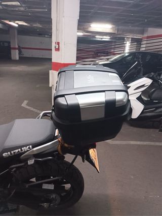 Maletas laterales y baúl trasero.