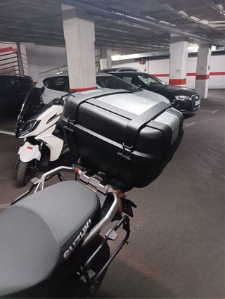 Maletas laterales y baúl trasero.