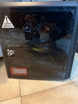 Ordenador, Monitor y Escritorio Negro/Blanco