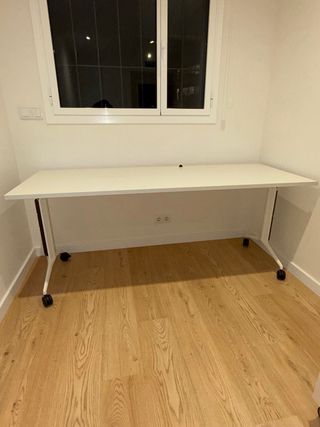 Mesa de despacho blanca y negra