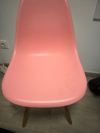 Silla de escritorio rosa y madera