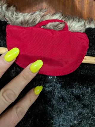 Cazadora roja con capucha y pelo M