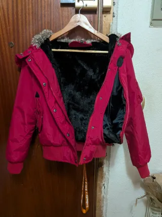 Cazadora roja con capucha y pelo M