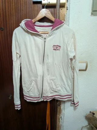 Chaquetilla beige con cremallera y capucha