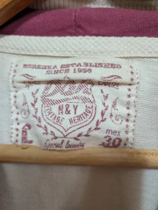 Chaquetilla beige con cremallera y capucha