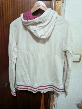 Chaquetilla beige con cremallera y capucha