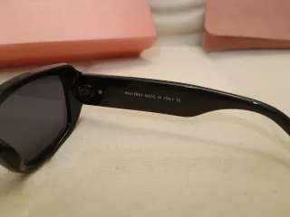 Gafas de sol Miu Miu negras