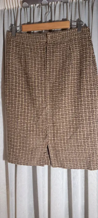 Favorecedora falda de lana a cuadros beige y marró