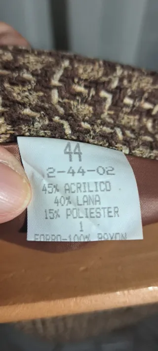 Favorecedora falda de lana a cuadros beige y marró