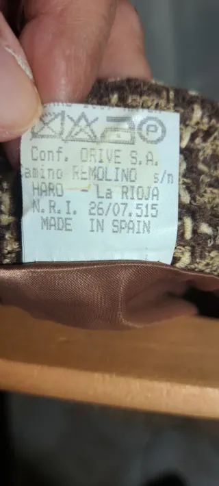 Favorecedora falda de lana a cuadros beige y marró