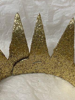 Corona dorada con purpurina