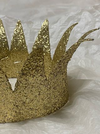 Corona dorada con purpurina