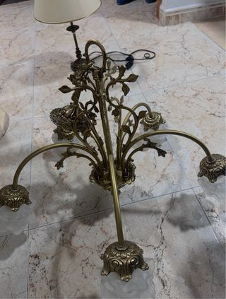 Lámpara de bronce con tulipas de cristal