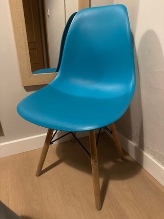 Silla azul de plástico y madera