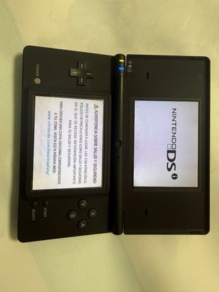 Nintendo DSi Edición Pokémon Negra con protector.