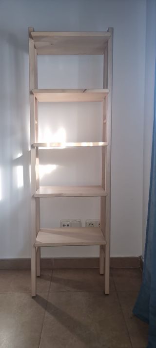Estantería de madera