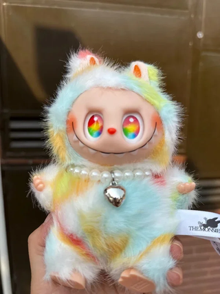 Labubu multicolor con collar