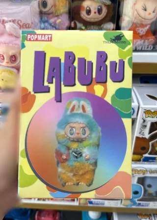 Labubu multicolor con collar