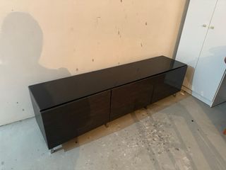 Mueble TV oscuro metal y madera muebel contacto