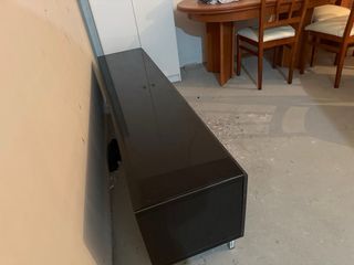 Mueble TV oscuro metal y madera muebel contacto