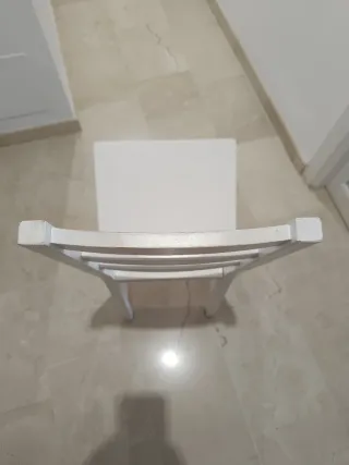 Mesa de cocina con 4 sillas blancas