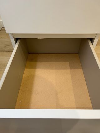 2 Mesitas de noche blancas