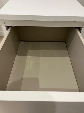 2 Mesitas de noche blancas