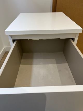 2 Mesitas de noche blancas