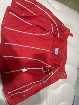 Chaqueta roja entretiempo con bolsillos