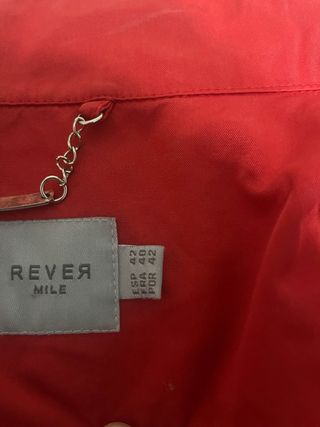 Chaqueta roja entretiempo con bolsillos