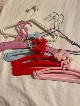 Perchas infantiles de plástico y metal