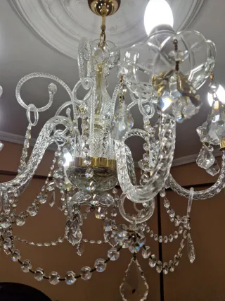 Lámpara de araña de cristal.