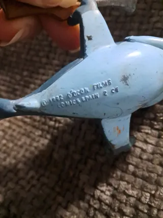 Figura Delfín Azul con Sombrero y Arma