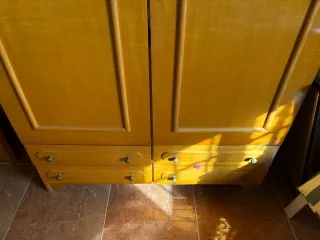 Armario de madera con cajones