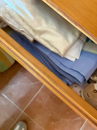 Armario de madera con cajones