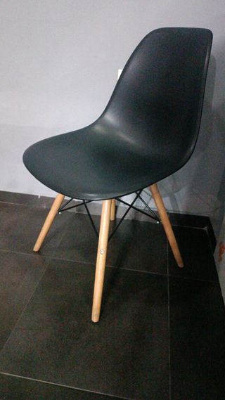 Silla Negra Diseño Patas Madera