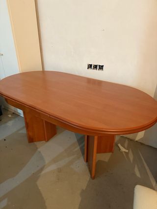 Mesa y 6 sillas de madera