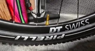 Valvole tubeless ergal MTB oro o nere