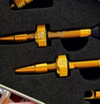 Valvole tubeless ergal MTB oro o nere