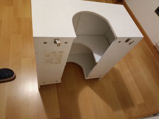 Mueble de baño blanco con detalles dorados