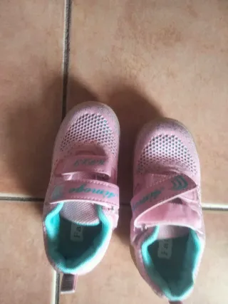 Scarpe con rotelle rosa e turchesi taglia 28