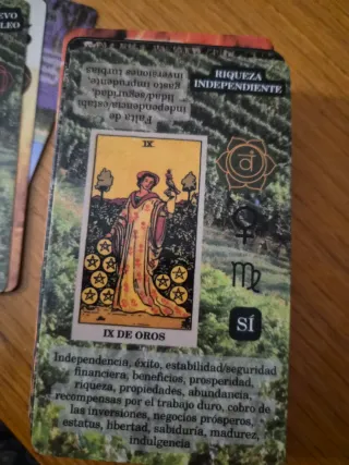 Tarot con cartas de planetas y chakras