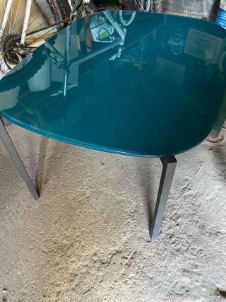 Mesa de centro metálica negra y verde