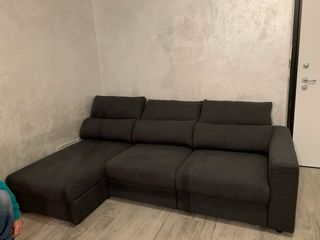 Divano letto con chaise longue e contenitore