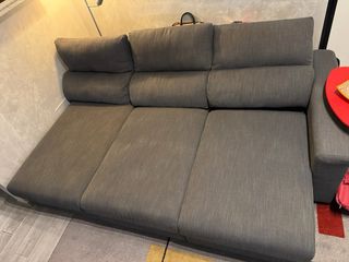 Divano letto con chaise longue e contenitore