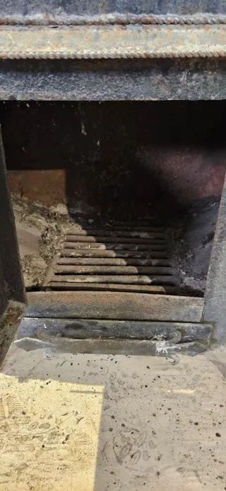 Estufa super antigua de leña