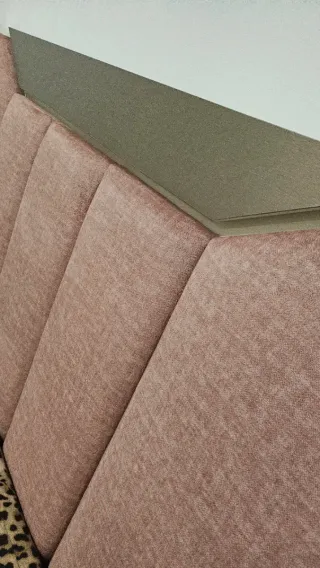 Cama de casal cor-de-rosa com luz.